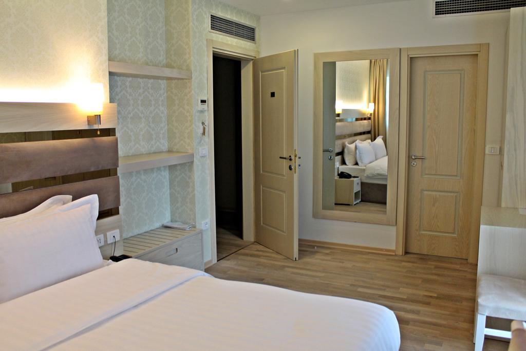 Capital Tirana Hotel Bruci Exteriör bild